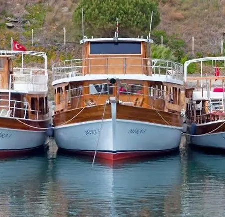 Botel Oezdere Guenluek Tekne Turu *